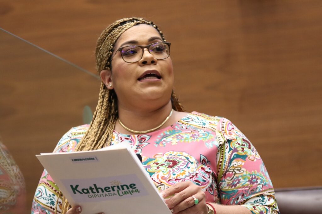 diputada de Liberación Nacional, Katherine Moreira, se enoja por actos racistas en la escuela Manuel Hidalgo Mora de Aserrí de Limón